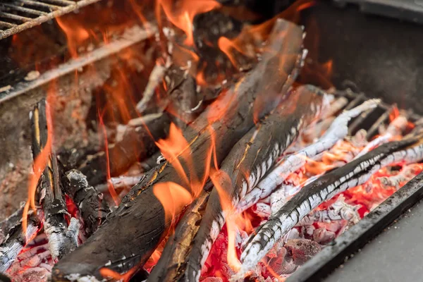 在烧烤烤炉中 篝火焚烧木柴准备烧烤后 灰烬从篝火中燃烧 — 图库照片