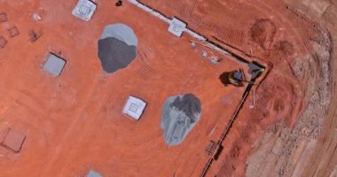 Kısmen büyük inşaat projelerinin hendekleri, temel binalara beton dökülmesi için kazılıyor