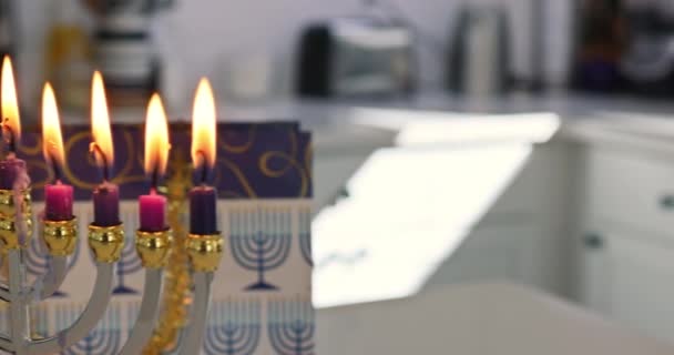 在光明节的庆祝活动中 犹太人庆祝犹太教 犹太教是家庭传统 在Hanukkiah Menorahs内点着蜡烛作为宗教节日的象征 — 图库视频影像