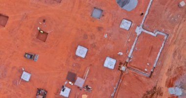 Yeni bina inşaatı devam ederken, beton döşemeye hazırlanmak gerekiyor