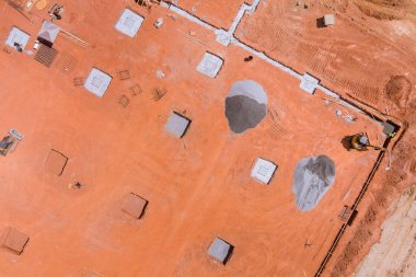 İnşaat sahasına inşaat yapısına beton dökmek için siperler kazılıyor