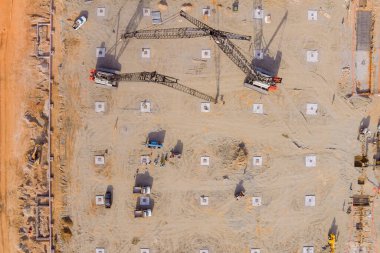 İnşaat sırasında inşaat alanında birçok ağır ekipman kullanılır.