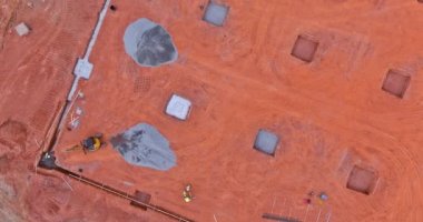 Beton temellerin dökülmesine hazırlanılıyor kısmi inşaat süreci olarak yeni bina inşa ediliyor