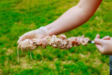 Salamurada çiğ domuz şişi ve leziz ızgara kebap.