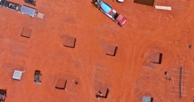 İnşaat sahasına inşaat yapısına beton dökmek için siperler kazılıyor