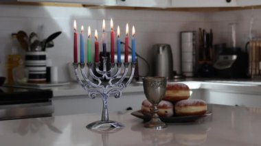 Hanukkiah Menorah 'ta parlayan Yahudi bayramı sembolü bulanıklaştı