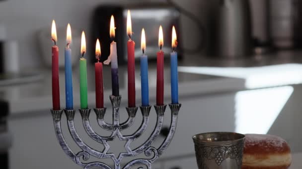 Bougies Colorées Hanukkah Brûlant Bougies Dans Une Menorah Foyer Doux — Video