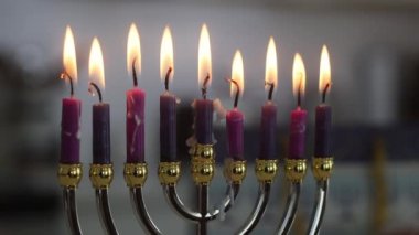 Hanukkiah Menorah 'a karşı Hanukkah için mumlar bulanıklaştırılmış arka plan ışıkları