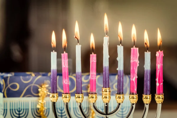 Velas Colores Una Quema Velas Hanukkah Una Menorah Enfoque Suave —  Fotos de Stock
