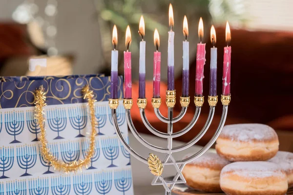 Símbolos Hannukah Feriado Judaico Hanukkiah Menorah Desfocado Desfocado Luzes Pano — Fotografia de Stock