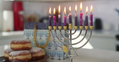 Yahudi bayramı bayramı bayramı bayramı menorah Hanukkiah şamdanlı yumuşak bokeh mumlu.