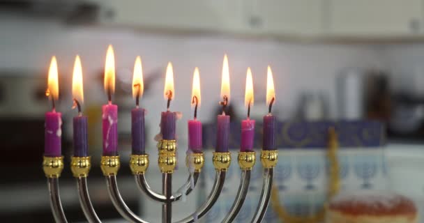 Velas Feriado Iluminado Para Hanukkah Hanukkiah Menorah Desfocado Pano Fundo — Vídeo de Stock