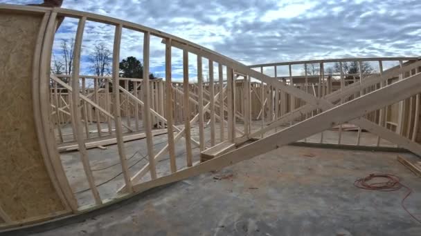 Neue Rahmenkonstruktion Innenbalken Holzplatte Auf Baustelle Aus Naturmaterialien Wand Montiert — Stockvideo