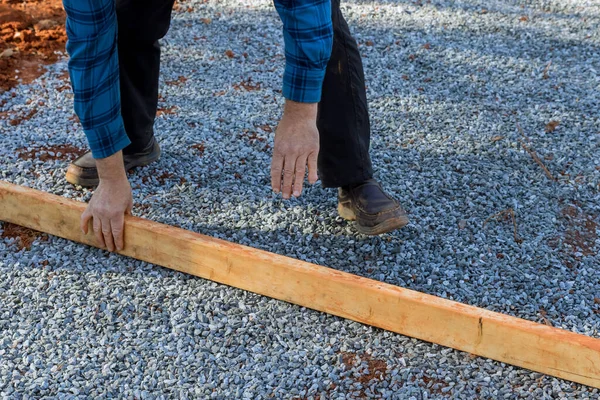 Leveling Two Four Wood Lumber Gravel Deck Foundation Shed Backyard — Stock Photo, Image