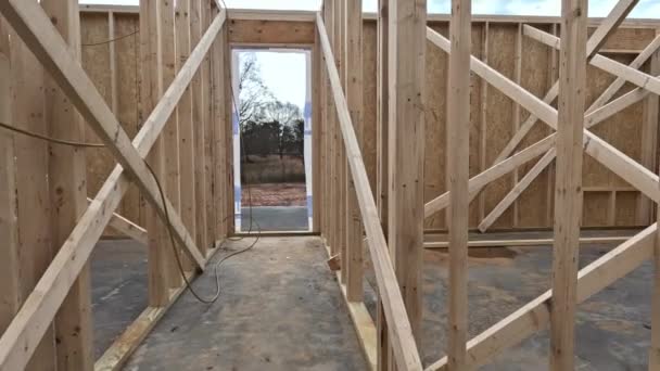 Hout Frame Gebouw Aanbouw Voorstedelijke Nieuwe Stok Balken Gebouwd Met — Stockvideo