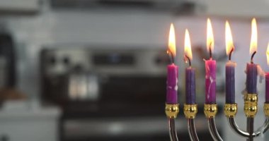 Yahudi bayramı Hanuka 'sı. Geleneksel Hanukkiah mumlarını yumuşak bokeh' te yakıyor.