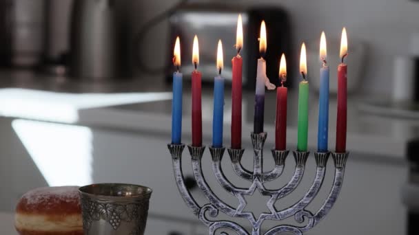 ユダヤ人の休日HanukkaとともにMenora伝統的な集中光とともにキラキラオーバーレイ — ストック動画