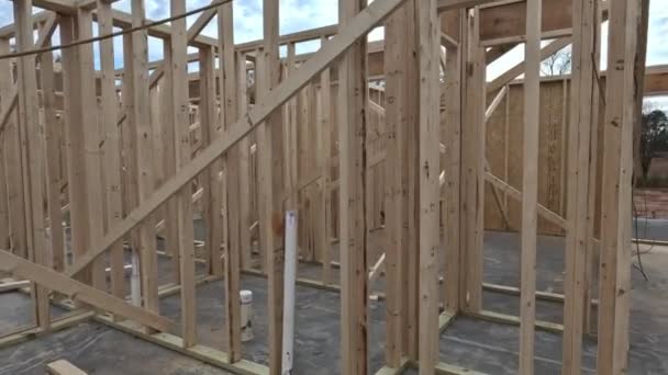 木造梁フレームワークの木造フレームを表示建設中の新しい木造住宅 — ストック動画
