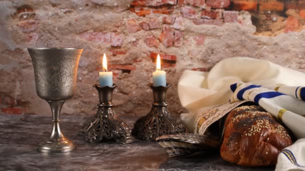 シャバットシャローム伝統的なシンボル土曜日の宗教的な休日のテーブルの上のチャラパンワインキャンドル — ストック動画