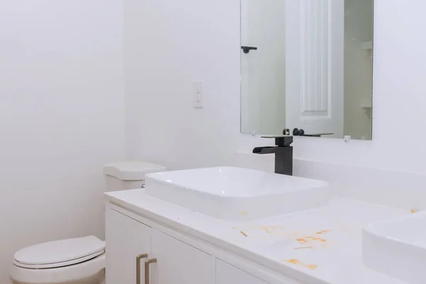 Koupelna Mramorovým Umyvadlem Sprchovým Závěsem Krásná Nová Hlavní Koupelna — Stock fotografie