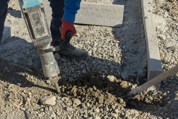 Arbeiter Graben Und Bohren Betonoberfläche Der Baustraße Mit Presslufthammer — Stockfoto