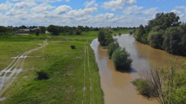 Şiddetli yağış sonucu, arazide akan su tarlada hasara yol açtı