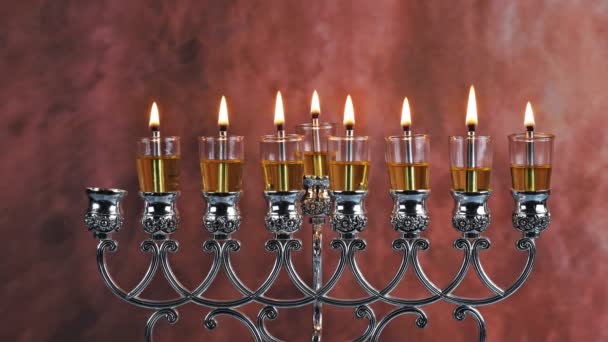 Hanuka Yahudi Bayramıdır Çünkü Hanukkiah Menorah Bulanık Zemininde Yanan Mum — Stok video
