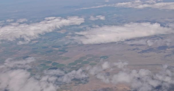Uitzicht Land Uit Raam Een Vliegtuig Toont Witte Wolken Van — Stockvideo