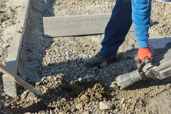 Pracując Drodze Budowlanej Pracownicy Używają Młota Pneumatycznego Wiercenia Kopania Betonowej — Zdjęcie stockowe