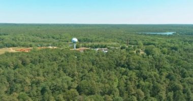 Modern atık su arıtma tesisinde su arıtma amaçlı havalandırma tankları filtreleme sistemleri de dahil olmak üzere kanalizasyon arıtma tesisleri