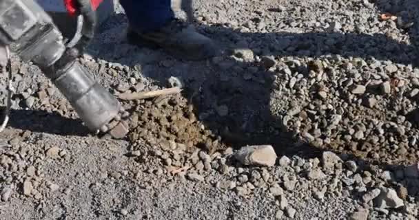 Nşaat Işçileri Beton Yüzey Kazmak Için Kaya Matkabı Kullanıyor — Stok video