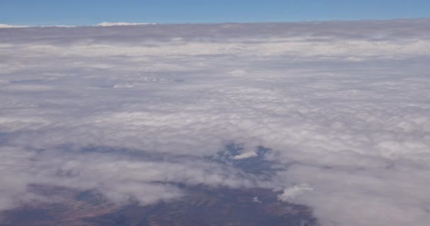 从飞机的窗户上 你可以看到美丽的蓝天 美丽的风景上点缀着白云 — 图库视频影像