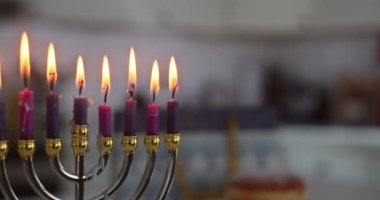 Yahudi bayramı bayramı bayramı kutlamalarında bir menoranın içinde Hanukkiah Menorah mumlarını yakmak