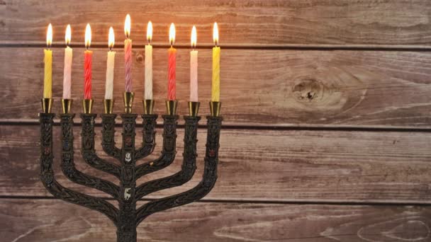 Velas Menorah Iluminam Pela Preparação Judaica Para Hanukkah Com Símbolos — Vídeo de Stock