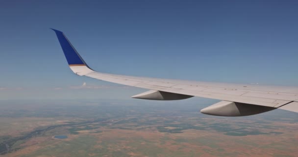Tle Widać Samolot Latający Nad Puszystym Zachmurzonym Niebem Widzianym Przez — Wideo stockowe