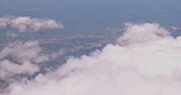 Białe Chmury Błękitnego Nieba Piękny Naturalny Krajobraz Górny Widok Okna — Wideo stockowe