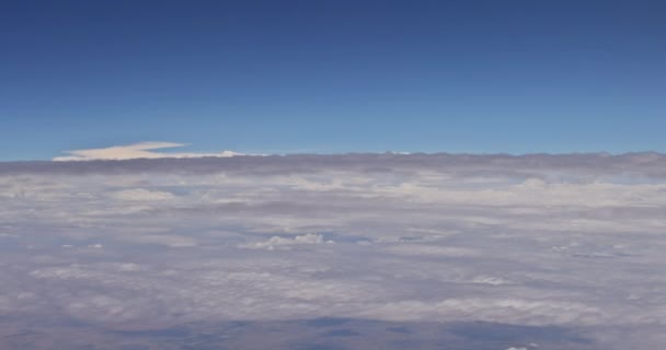 Kilátás Sík Ablakból Gyönyörű Természeti Táj Fehér Felhők Kék — Stock videók