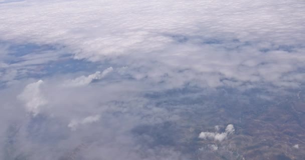 Bela Paisagem Natural Vista Terra Uma Janela Avião Com Nuvens — Vídeo de Stock