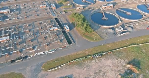 现代污水处理厂污水处理设施曝气净化水槽的全景鸟瞰 — 图库视频影像