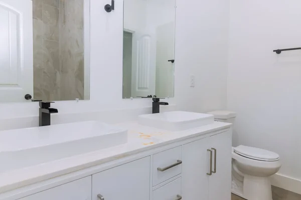 大理石洗涤槽翻新后的主浴室非常坚固 — 图库照片