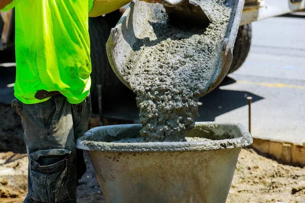 Byggarbetsplatsen Betong Blandare Lastbil Häller Våt Cement Skottkärra — Stockfoto