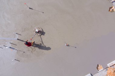 İnşaat alanlarında çimentoyu parlatma ve düzleştirme amaçlı havan topu döşemeleri