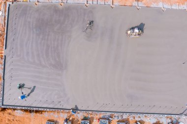 Bu süreç kullanılmadan önce inşaat sahasında çimento kaplı havan zeminin parlatılmasını ve düzleştirilmesini gerektiriyor.