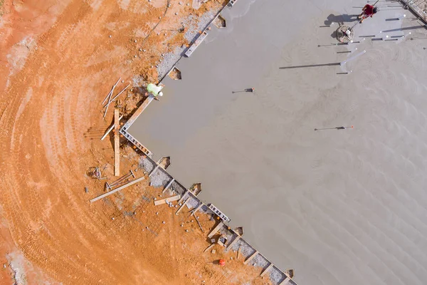 İnşaat alanındaki çimento kaplı havan topunun parlatılması ve düzleştirilmesi zanaatkârlık