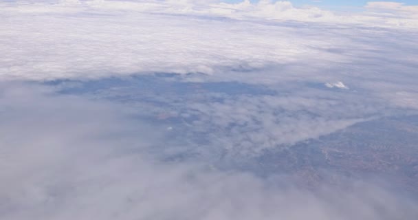 Utsikt Från Flygplansfönstret Vita Moln Blå Himmel Omgiven Vackra Naturliga — Stockvideo