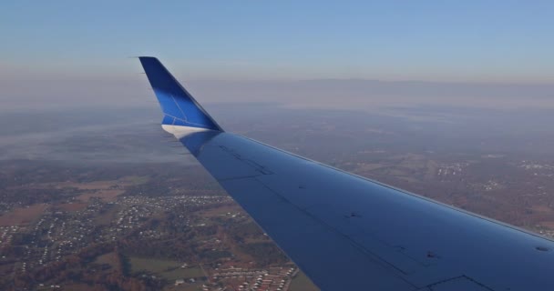 从窗户往外看 在地球的背景上 一架飞机的机翼在蓬松的云彩之上飞翔 — 图库视频影像