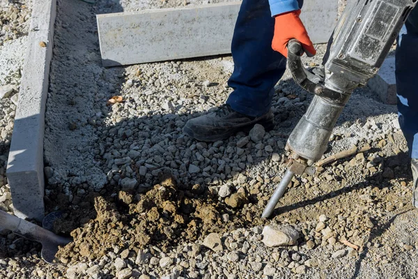 Bauarbeiter Graben Mit Presslufthammer Betonoberfläche Aus — Stockfoto