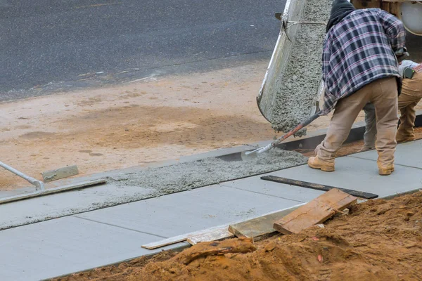 Trabalhadores Estão Derramando Cimento Lado Casa Fim Criar Nova Calçada — Fotografia de Stock