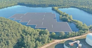 Yüzen güneş panelleri ile temiz alternatif yenilenebilir enerji hücre platformu sistemi gölde temiz elektrik çiftliği oluşturmak için