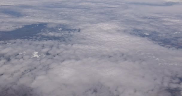 在蓝天的天空中 从飞机的窗户看到美丽的自然景观 — 图库视频影像